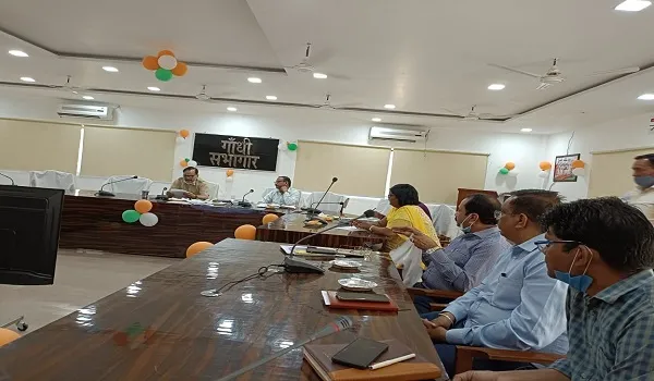 अमरोहा : डीएम ने विकास को लेकर की बैठक, दिए आवश्यक दिशा निर्देश