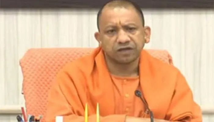 नेपाल के प्रधानमंत्री की अगवानी के लिए वाराणसी पहुंचे सीएम योगी, कहा- काशी पर देश-दुनिया के पर्यटकों की नजर