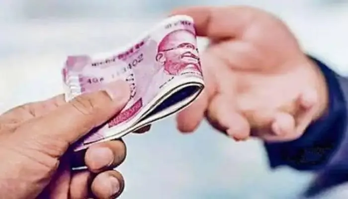सीतापुर: राजस्व विभाग में भ्रष्टाचार का खुला खेल, रिश्वत लेकर लेखपाल ने दस दिनों में कम कर दी आवेदकों की वार्षिक आय