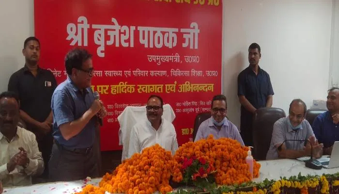 उप मुख्यमंत्री ब्रजेश पाठक ने डॉक्टरों से कहा- अस्पताल में साहब बनकर न बैठे… बल्कि मरीजों की सेवा करें