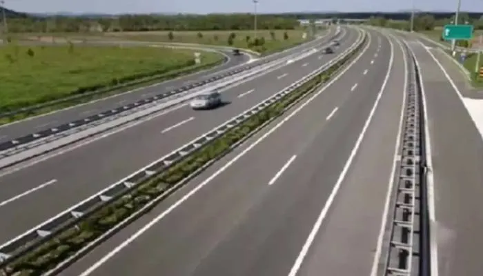 पूर्वांचल एक्सप्रेसवे पर कल से टोल कलेक्शन का कार्य होगा शुरू, जानें Agra Expressway से कितना है महंगा