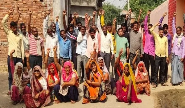 अमरोहा : विद्युत आपूर्ति सुचारू न होने के कारण ग्रामीणों में भारी रोष, किया प्रदर्शन