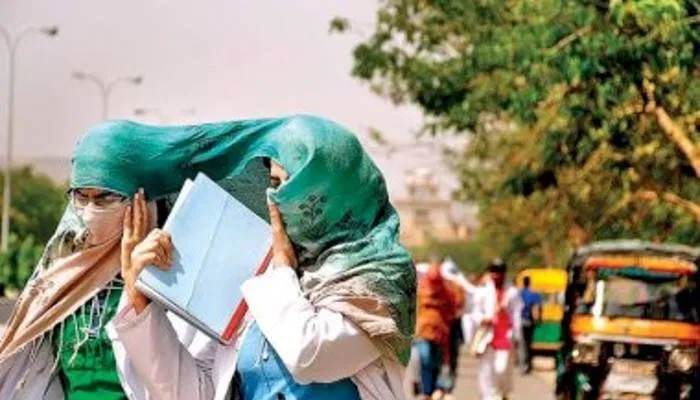 हरदोई: अप्रैल के अंतिम दिन पारा पहुंचा 42 डिग्री के पार, बिजली कटौती से परेशान हुए लोग
