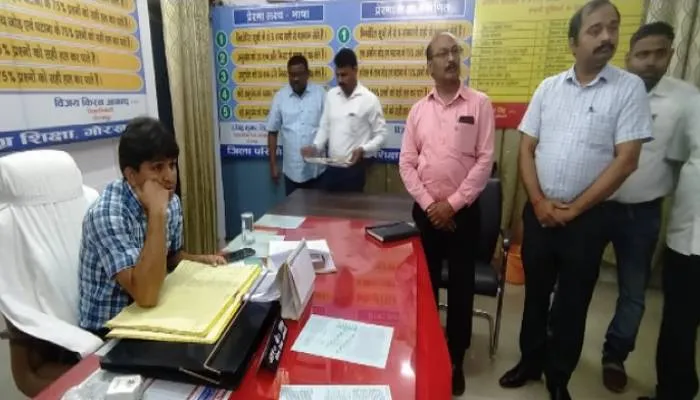 गोरखपुर: डीएम व सीडीओ ने किया बीएसए कार्यालय और विकास भवन का औचक निरीक्षण, 102 कर्मचारी मिले अनुपस्थित