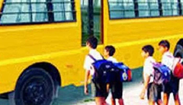 कोरोना ने पंचर किया स्कूली वाहनों का कारोबार, नहीं भर पाए टैक्स तो सरेंडर किया परमिट