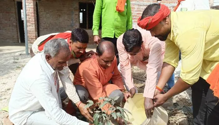 बाराबंकी: राष्ट्रीय जागरण मंच ने औषधीय व फलों के पौधों का किया रोपण