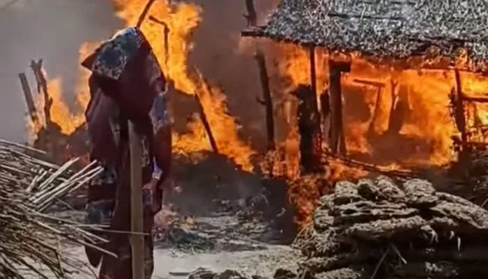 अयोध्या: अज्ञात कारणों से लगी आग, एक दर्जन घर जलकर हुए राख 