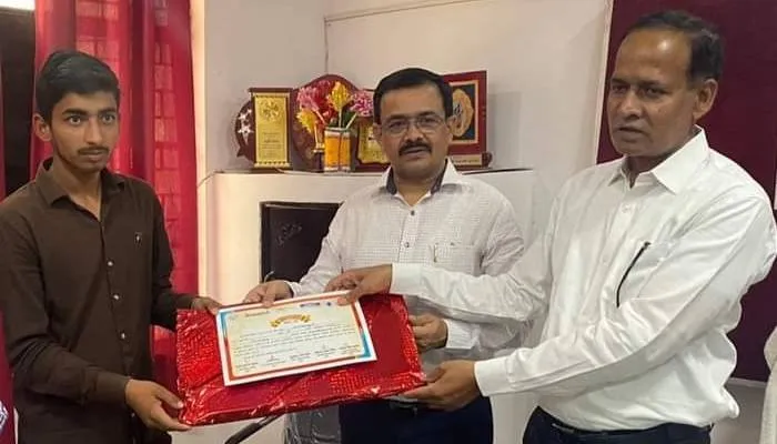 हरदोई: कछौना के होनहार छात्र शकील को डायट प्राचार्य व बीएसए ने प्रमाण पत्र देकर किया सम्मानित, जानें वजह