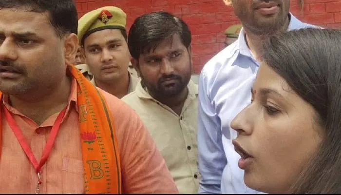सपा नेत्री पूजा शुक्ला ने गिनाई भाजपा की कमियां तो BJP कार्यकर्ताओं ने जताया विरोध