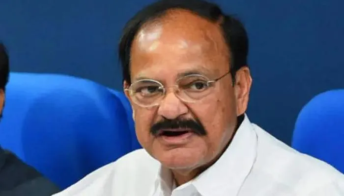 लखनऊ पहुंचे उपराष्ट्रपति वेंकैया नायडू, कल रामलला का दर्शन करने जायेंगे अयोध्या