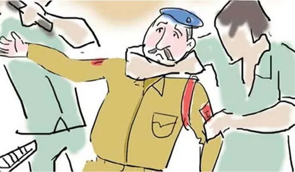 रामपुर: गश्त कर रहे पुलिसकर्मियों पर हिस्ट्रीशीटर ने किया हमला, पांच नामजद समेत दस अज्ञात पर रिपोर्ट