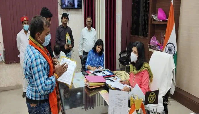 रायबरेली: नवागत जिलाधिकारी ने व्यस्तता के बाद भी नहीं छोड़ा जनता दर्शन, डीएम की इस कार्यशैली की हो रही सराहना