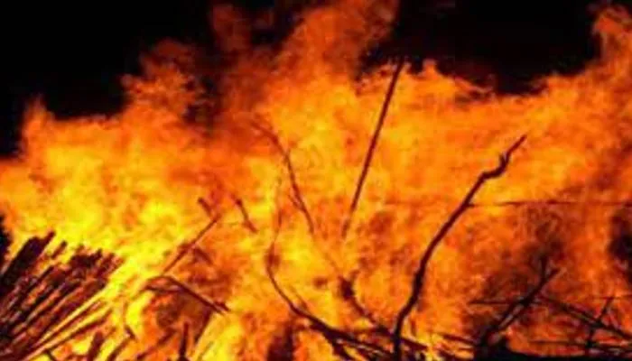 सीतापुर: अज्ञात कारणों से घर में लगी आग, नकदी समेत लाखों की संपत्ति राख