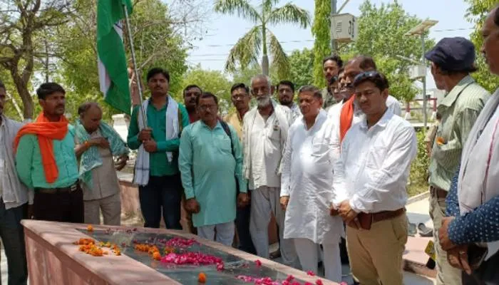 फतेहपुर: पूर्व मंत्री और क्षेत्रीय विधायक ने अमर शहीदों को अर्पित किये श्रद्धा सुमन