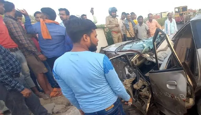 रायबरेली में दर्दनाक सड़क हादसा: टायर फटने से डिवाइडर से टकराई कार, दंपती की मौत