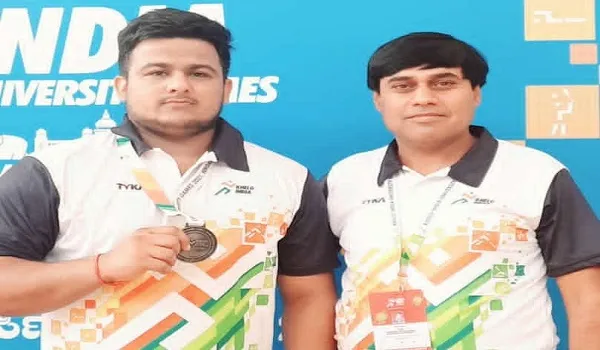 बिजनौर : सिद्धांत ने वेटलिफ्टिंग पुरुष प्रतियोगिता में जीता सिल्वर मेडल