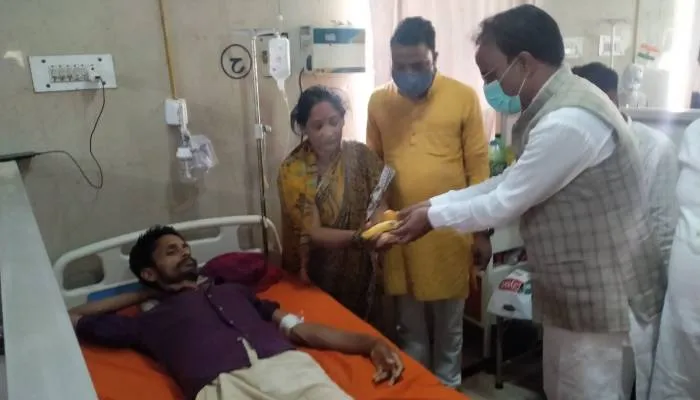 भाजपा नेताओं ने अस्पताल में लगाई झाड़ू, मरीजों को बांटे फल