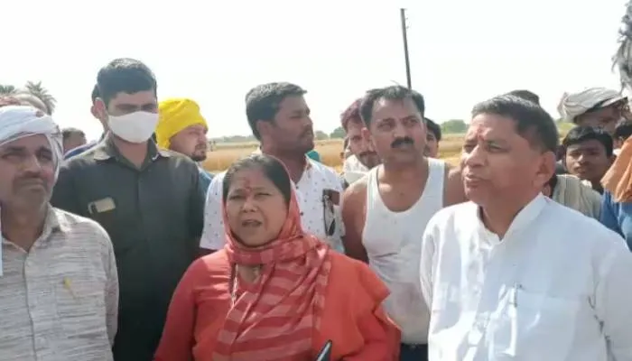 फतेहपुर: अज्ञात कारणों से लगी आग, 50 बीघा से अधिक गेहूं की फसल जलकर खाक, केंद्रीय मंत्री व विधायक से मिला आश्वासन