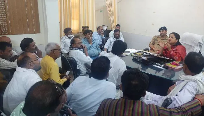 बहराइच: टैक्सी स्टैंड के कागजात की जांच को लेकर बैठक में शामिल हुए संचालक