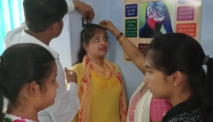 अयोध्या: अवध विश्वविद्यालय में लगा स्वास्थ्य शिविर, छात्राओं में मिली खून की कमी