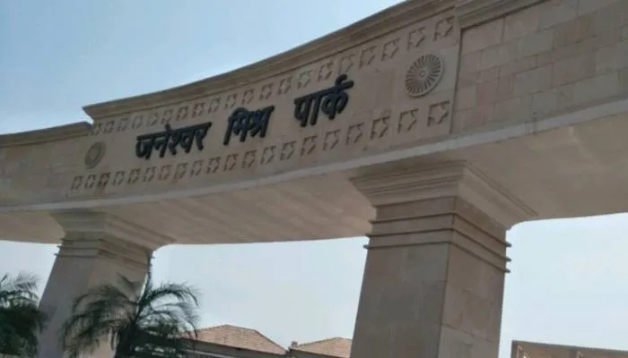 लखनऊ: जनेश्वर मिश्र पार्क की झील में उतराता मिला अज्ञात युवती का शव, जांच में जुटी पुलिस