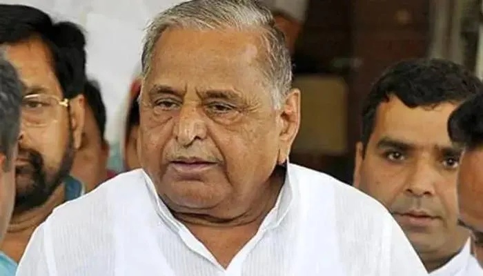 मुलायम सिंह यादव के समधी समेत 12 के खिलाफ जारी किया गया गैर जमानती वारंट