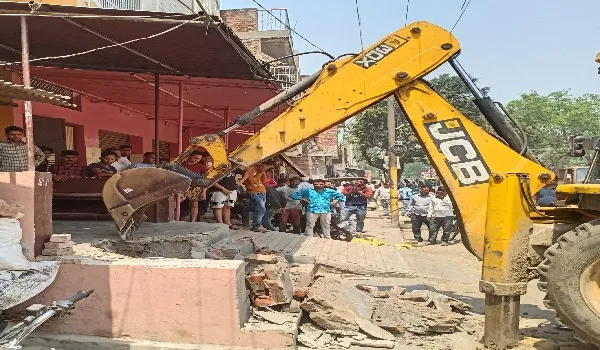 संभल : प्रशासन का चला अतिक्रमण अभियान, गरजा बुलडोजर, मचा हड़कंप