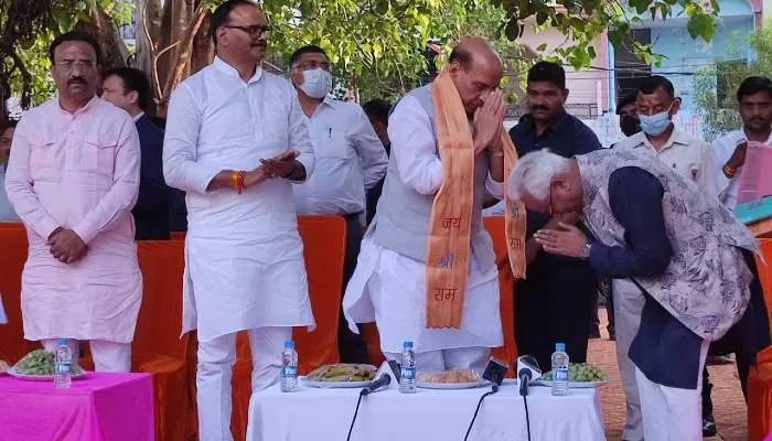 यूपी की जनता ने होली पर पूरे प्रदेश को केसरिया रंग से रंगा : राजनाथ सिंह