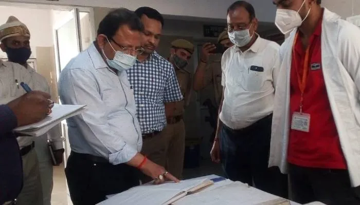 उन्नाव: डीएम व सीडीओ ने किया जिला अस्पताल का औचक निरीक्षण, कमचारियों में मची अफरातफरी