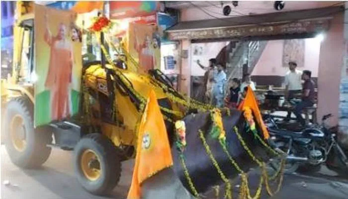 इटावा: नवरात्रि पर निकाली गई शोभायात्रा में बुलडोजर बना आकर्षण का केंद्र
