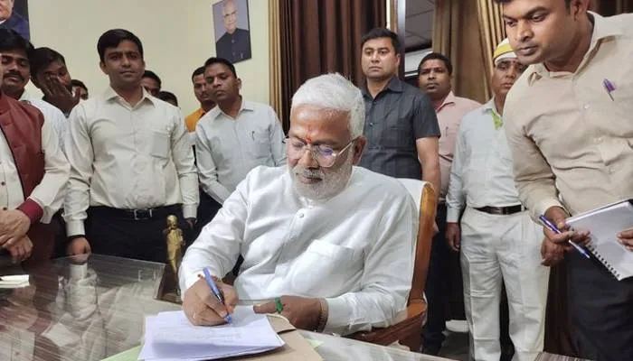 जल शक्ति मंत्री स्वतंत्रदेव सिंह ने ग्रहण किया कार्यभार, कहा- हर घर तक पहुंचाया जाएगा शुद्ध पेयजल