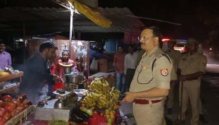 हरदोई: एसपी ने परखी सुरक्षा व्यवस्था, दुकानदारों से की बातचीत