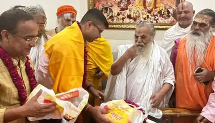 अयोध्या: सौहार्द बिगाड़ने वाले आरोपियों की गिरफ्तारी करने पर संतों ने पुलिसकर्मियों को किया सम्मानित