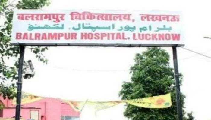 बलरामपुर हॉस्पिटल में गंदगी मिलने पर अस्पताल प्रशासन ने सफाई कंपनी को जारी किया नोटिस
