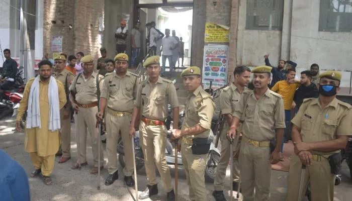 अयोध्या: दंगा भड़काने के मामले में फरार आरोपियों की तलाश में खोजनपुर-सोहावल सहित कई क्षेत्रों में पुलिस ने की छापेमारी