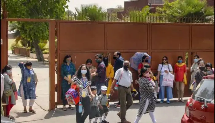 नोएडा में कोरोना के बढ़ते केस पर स्वास्थ्य विभाग ने स्कूलों के लिये जारी की यह एडवाइजरी