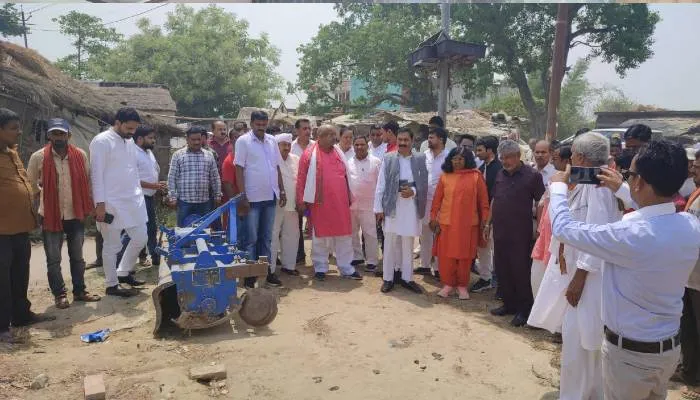 बहराइच: सपा मुखिया के निर्देश पर कुंडासर पहुंचा प्रतिनिधि मंडल, पीड़ितों का जाना हाल