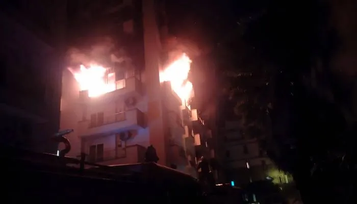 वाराणसी: अन्नपूर्णा ग्रैंडयोर अपार्टमेंट में लगी भीषण आग, बिल्डिंग में कुछ लोगों के फंसे होने की आशंका