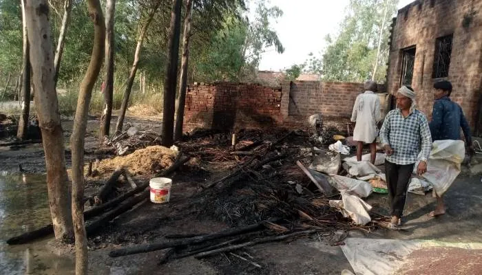हरदोई: घर में अचानक लगी आग, अनाज, रुपए और जेवरात सब जलकर राख