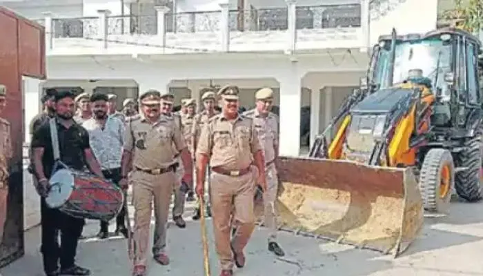 सहारनपुर: 24 घंटे में सरेंडर करो, ”बाबा का बुलडोजर” लेकर गैंगरेप के आरोपियों के घर पहुंची पुलिस