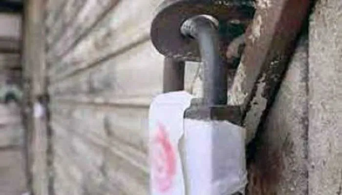 सीतापुर: गैंगस्टर शिवम की संपत्ति हुई कुर्क, मकान व दुकान सील