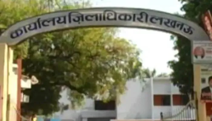 लखनऊ: आंसुओं में घुली न्याय की आस, नहीं मिल सका प्रशासन का प्रकाश, बस एक ही उत्तर- व्यस्त हैं डीएम साहब…