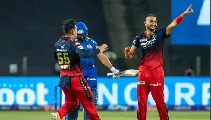 RCB vs MI, IPL 2022: मुंबई ने बेंगलुरु को दिया 152 रनों का लक्ष्य, सूर्यकुमार ने लगाया अर्धशतक