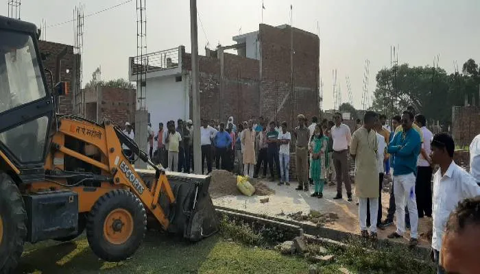 सीतापुर: सुशील शांति ग्रीन सिटी पर तहसील प्रशासन ने चलाया बुल्डोजर, ढहाया अवैध अतिक्रमण