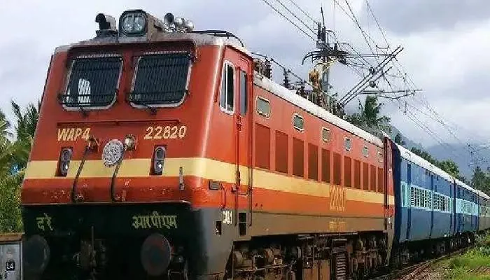 लखनऊ: ट्रैफिक ब्लॉक के चलते लखनऊ-आगरा फोर्ट समेत कई ट्रेनें निरस्त