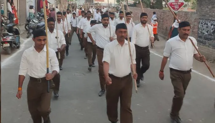 अयोध्या: स्वयंसेवकों ने पथ संचलन कर अनुशासन का दिया परिचय, लोगों ने किया पुष्प वर्षा