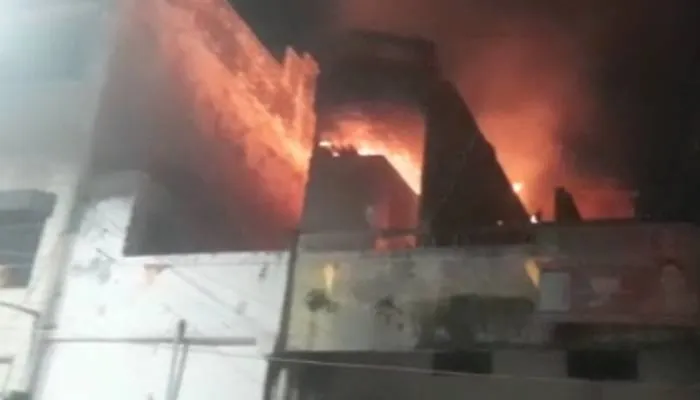 बहराइच: लकड़ी के गोदाम में लगी आग, दमकल कर्मियों ने कड़ी मशक्कत के बाद पाया काबू