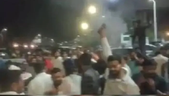 बीच सड़क पर Birthday Party: शहीद पथ पर खुलेआम युवक ने किया फायरिंग, मुकदमा दर्ज