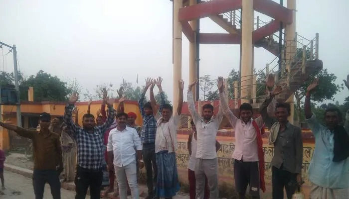बहराइच: पानी की टंकी बनी शो पीस, तीन माह से नहीं आ रहा पानी, नाराज ग्रामीणों ने किया प्रदर्शन