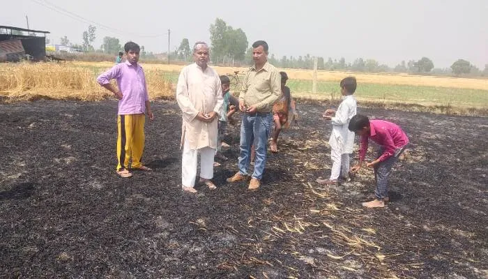 सीतापुर: अज्ञात कारणों से लगी भीषण आग, दो एकड़ फसल जलकर हुई राख